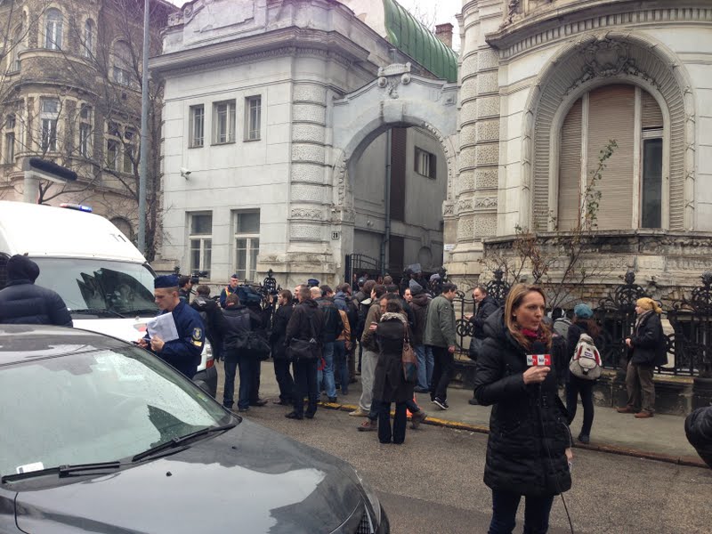 Illustration for article titled Egyelőre mindenki várakozik az elfoglalt Fidesz-székház előtt