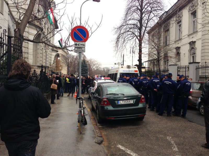 Illustration for article titled Egyelőre mindenki várakozik az elfoglalt Fidesz-székház előtt