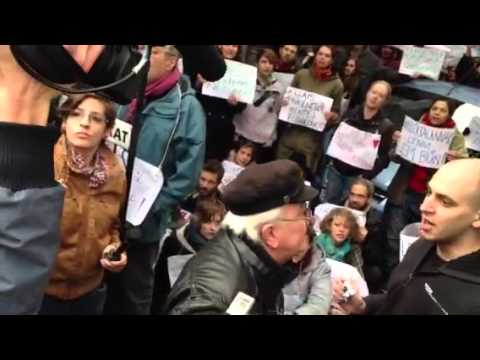 Ideges ellentüntető bácsi a Fidesz-székház előtt: Akartok-e sósavat az arcotokba? (folyamatosan frissítve!)