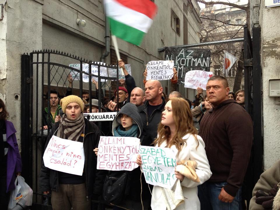 Illustration for article titled Fokozódik a helyzet a Fidesz-székház előtt, megérkezett a zsidózó Békemenet (UPDATE videóval)