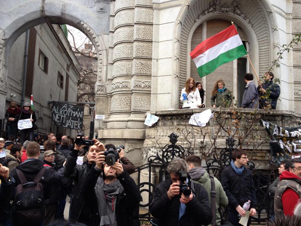 Illustration for article titled Fokozódik a helyzet a Fidesz-székház előtt, megérkezett a zsidózó Békemenet (UPDATE videóval)