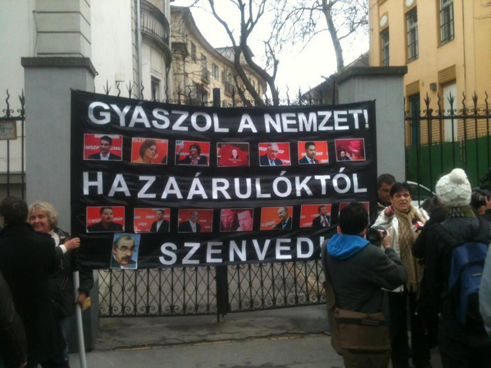 Fokozódik a helyzet a Fidesz-székház előtt, megérkezett a zsidózó Békemenet (UPDATE videóval)