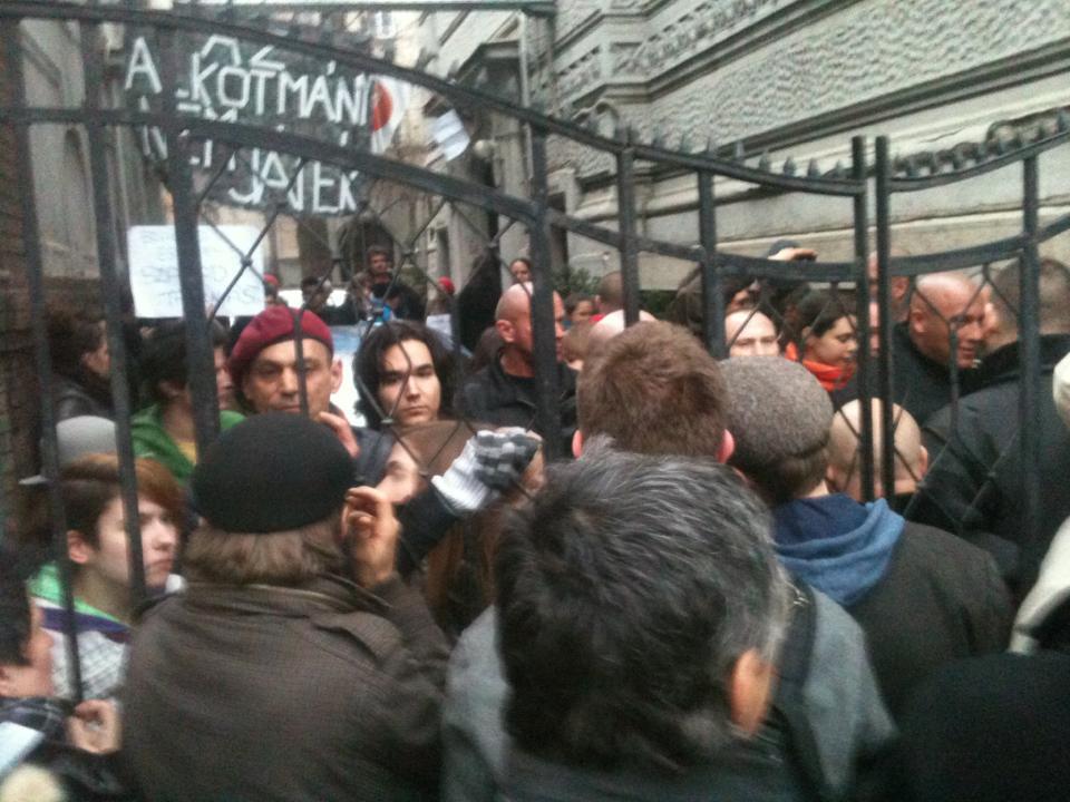 Illustration for article titled Fokozódik a helyzet a Fidesz-székház előtt, megérkezett a zsidózó Békemenet (UPDATE videóval)