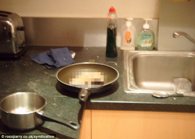 Olyan részeg volt, hogy elájult, miközben a serpenyőben sütögette a haverja aranyhörcsögét