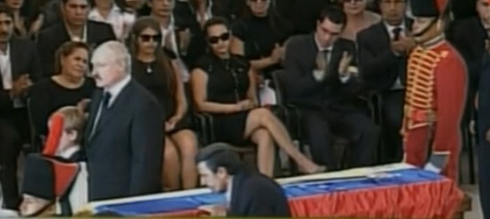 Ahmadinezsád csókot lehelt Chávez koporsójára