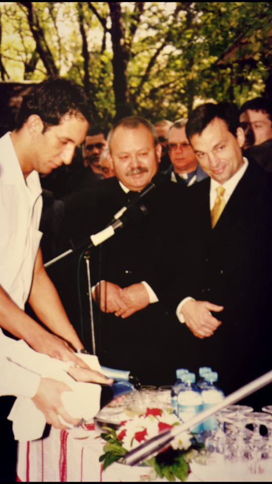 Berki Krisztián pezsgőt tölt Orbán Viktornak