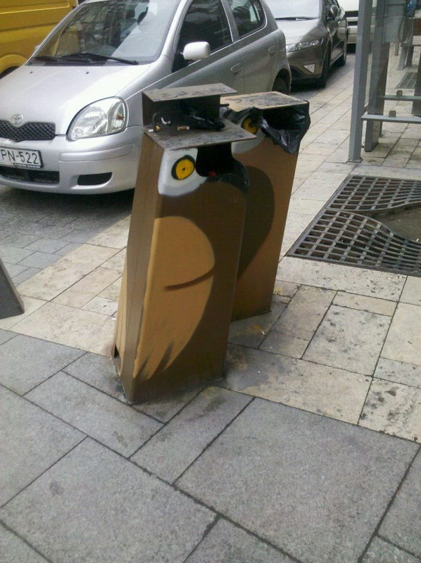 A nap szemétkukái az Egyetem téri szemetes baglyok