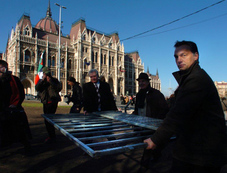 A Helsinki Bizottság szerint indokolatlan és jogsértő a Szent György tér lezárása