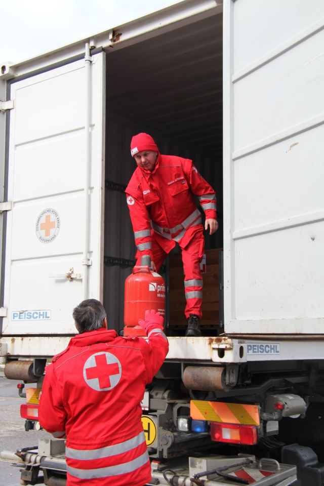 Az osztrák Vöröskeresztnél már pakolnak