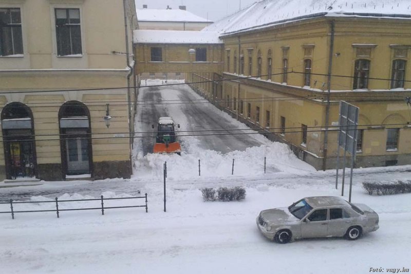 Debrecenben először a képviselők parkolóját takarították
