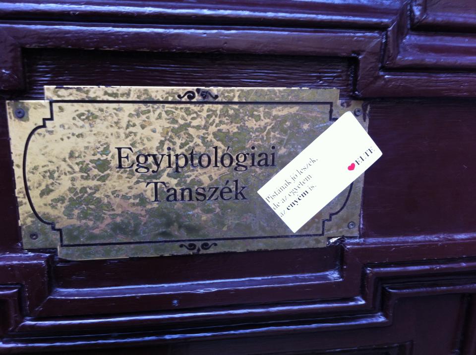 Illustration for article titled Csúnya zsidó fejem van, de az egyetem az enyém is - Itt az összes ellenmatrica a Bölcsészkarról