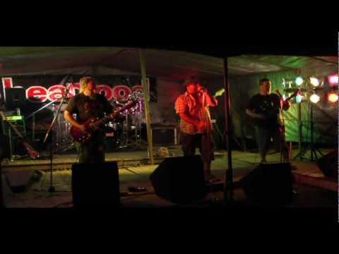 A legnagyobb bicepszű magyar újságíró lett Dombi Tibor zenekarának énekese