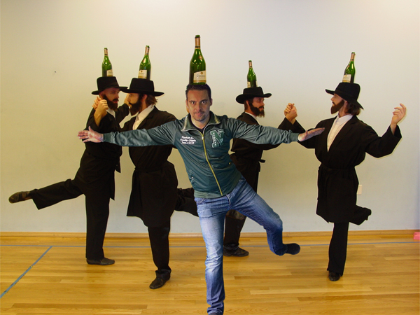 Illustration for article titled Vona Gábor intergalaktikus útra indul, haszidokkal táncol