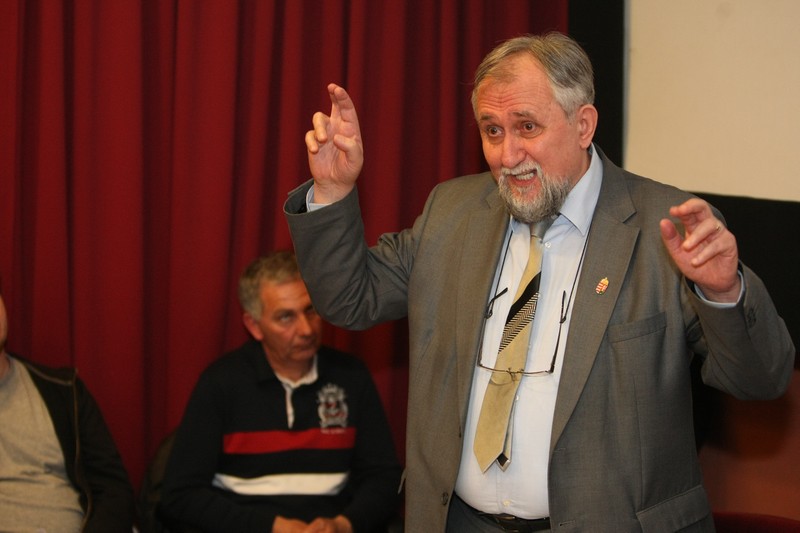 Csányi és két oligarchatársa = 13 milliárd, 300 ezer tanyasi = 1 milliárd