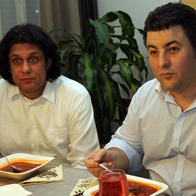 A nap legjobb fotója: Deutsch Tamás kifejezéstelen arccal pörköltözik a tanyaprogram sajtótájékoztatóján (updatelve!)