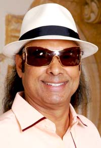 Szexuális zaklatással vádolja egy nő Bikramot, a Bikram jóga kitalálóját