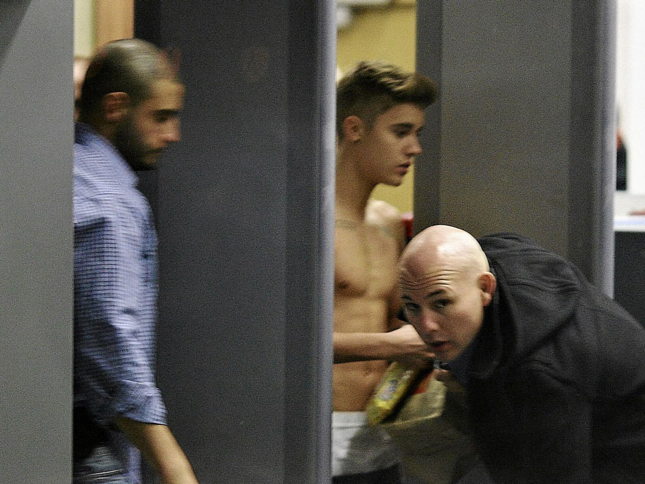 Vajon minek a hatása alatt sétálgatott Justin Bieber félmeztelenül mínusz tíz fokban a lodzi reptéren?