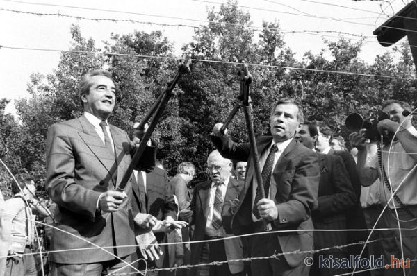 Meghalt Matusz Károly, aki többek között a vasfüggöny bontását is fotózta