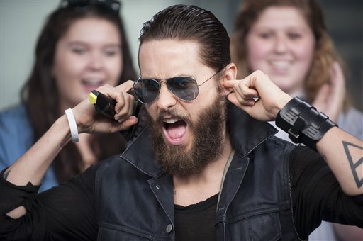 Jared Leto bekamuzta a levágott fület