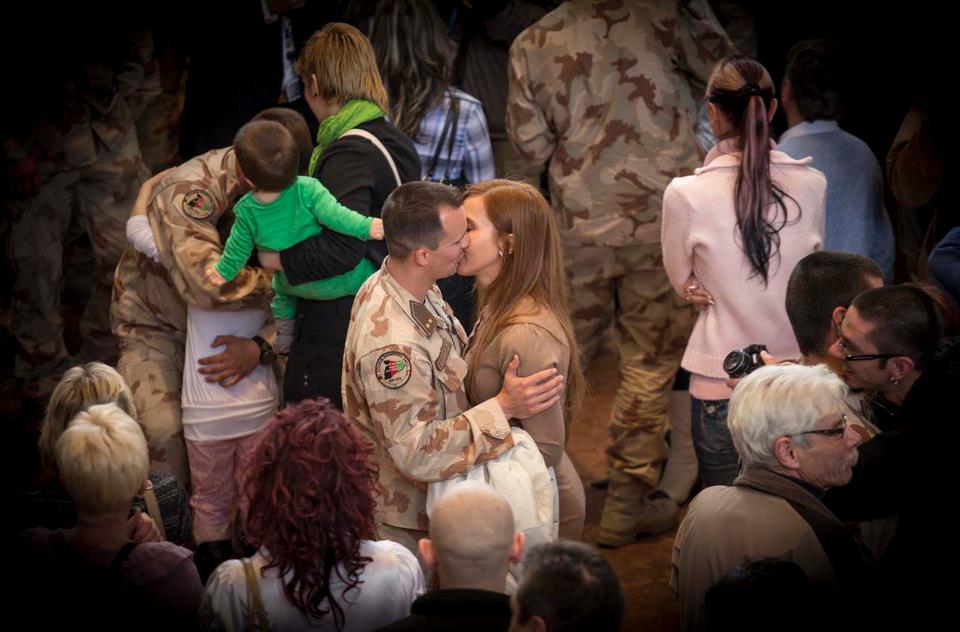 Egy csomó szép kép az afganisztáni magyar kontingens hazatéréséről