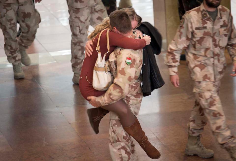 Illustration for article titled Egy csomó szép kép az afganisztáni magyar kontingens hazatéréséről