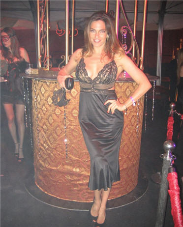 Illustration for article titled Cink szív Facebook: Playboy Mansionben is nőként, terpesz, és behajtók