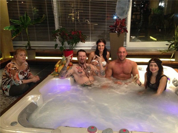 Illustration for article titled Cink szív Facebook: Playboy Mansionben is nőként, terpesz, és behajtók