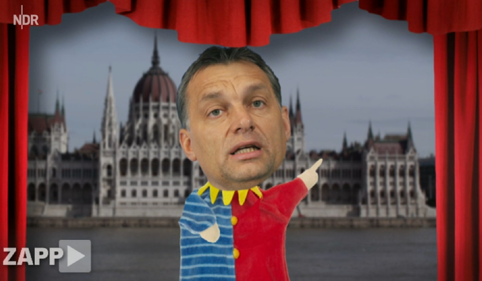 Orbán Viktor ugrál és kesztyűbáb az NDR videójában