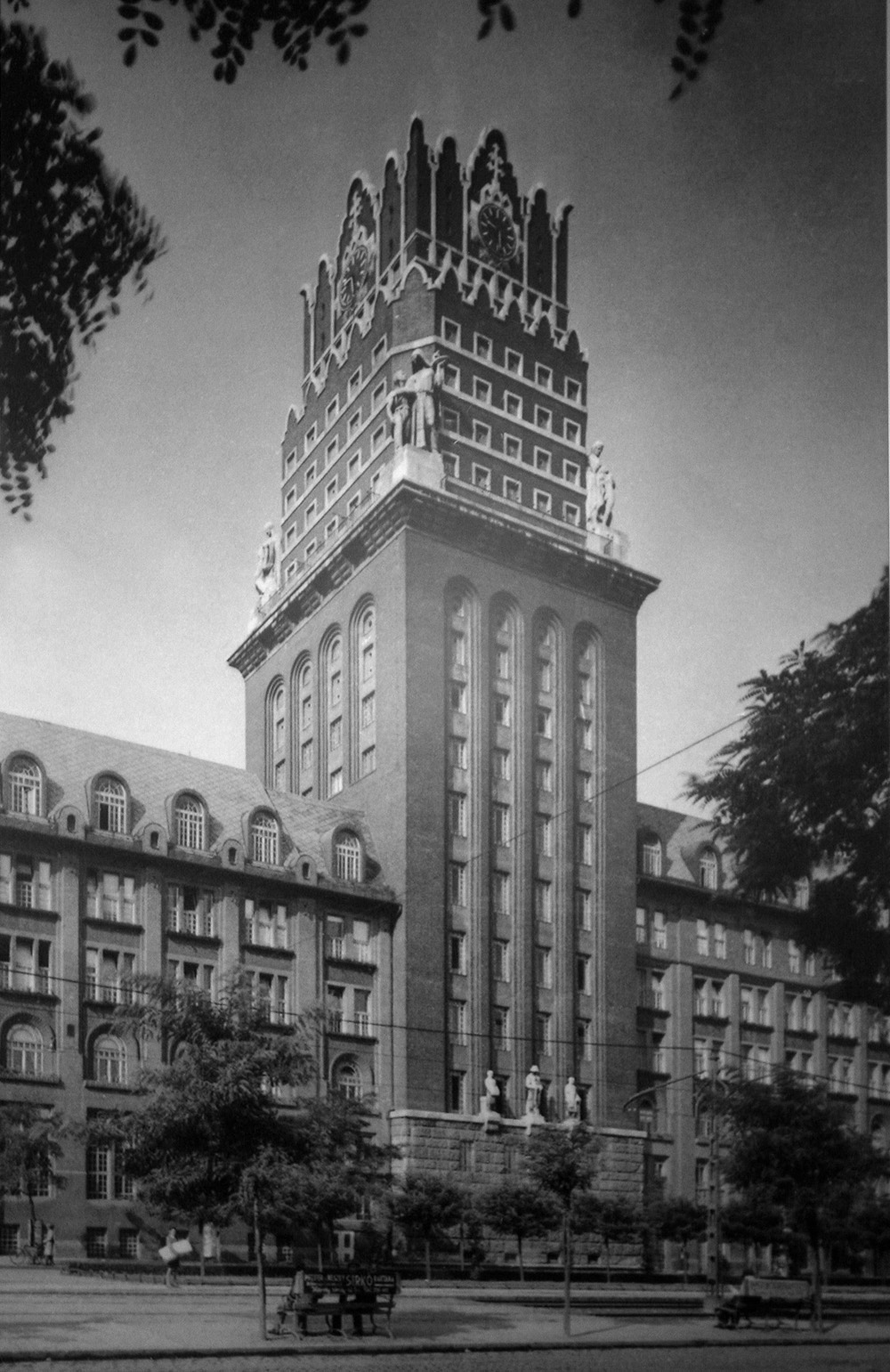 Illustration for article titled Na, vajon hová nyílik a legjobb kilátás a nyugdíjpalotából?