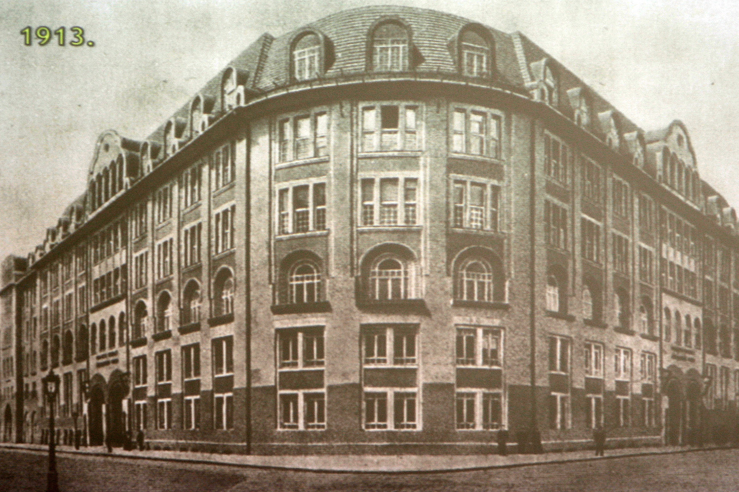 Illustration for article titled Na, vajon hová nyílik a legjobb kilátás a nyugdíjpalotából?