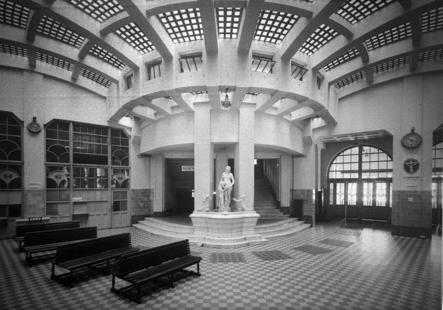 Illustration for article titled Na, vajon hová nyílik a legjobb kilátás a nyugdíjpalotából?