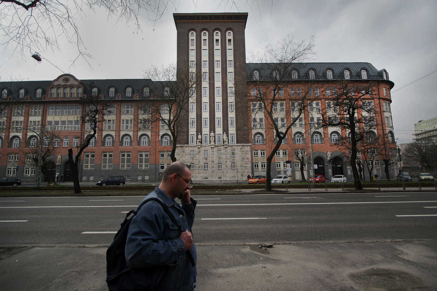 Illustration for article titled Na, vajon hová nyílik a legjobb kilátás a nyugdíjpalotából?