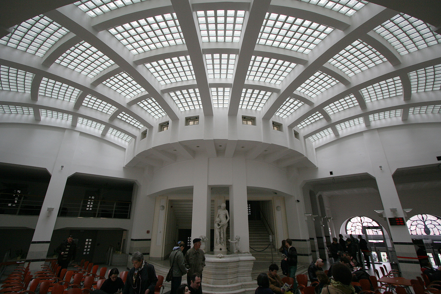 Illustration for article titled Na, vajon hová nyílik a legjobb kilátás a nyugdíjpalotából?