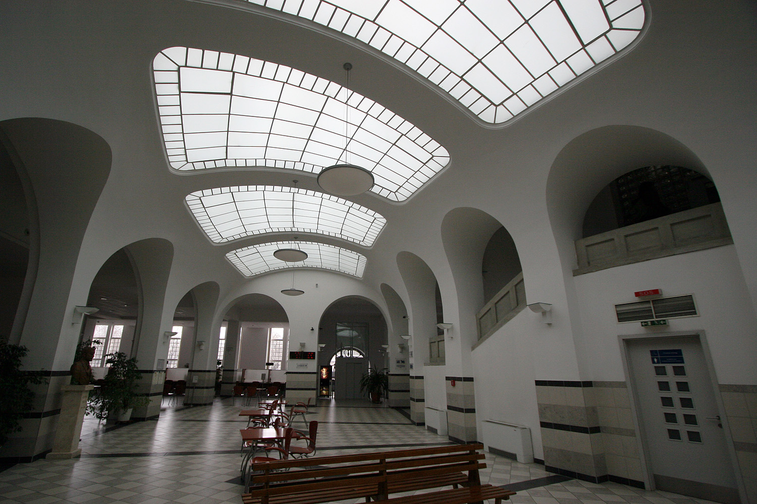 Illustration for article titled Na, vajon hová nyílik a legjobb kilátás a nyugdíjpalotából?