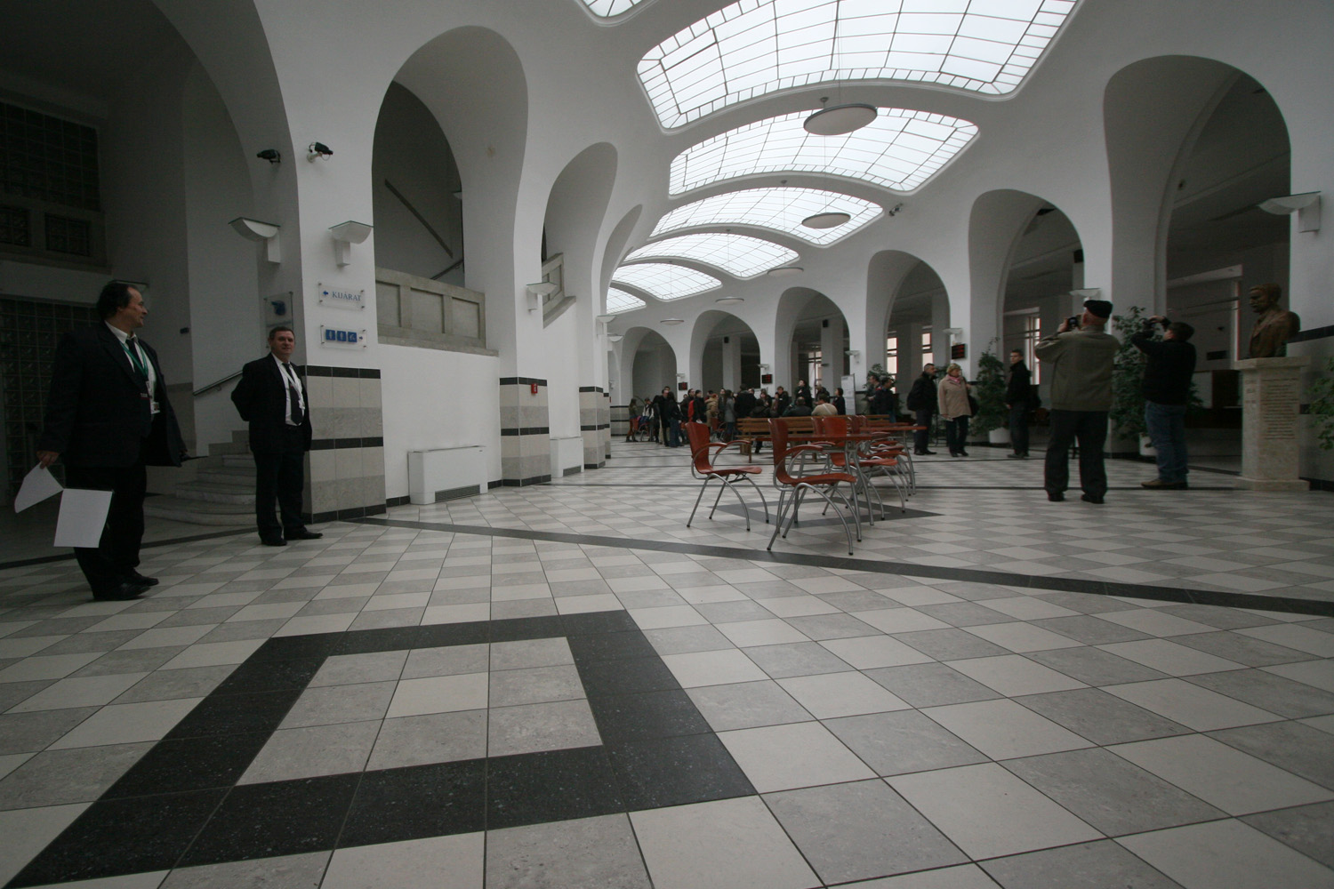 Illustration for article titled Na, vajon hová nyílik a legjobb kilátás a nyugdíjpalotából?