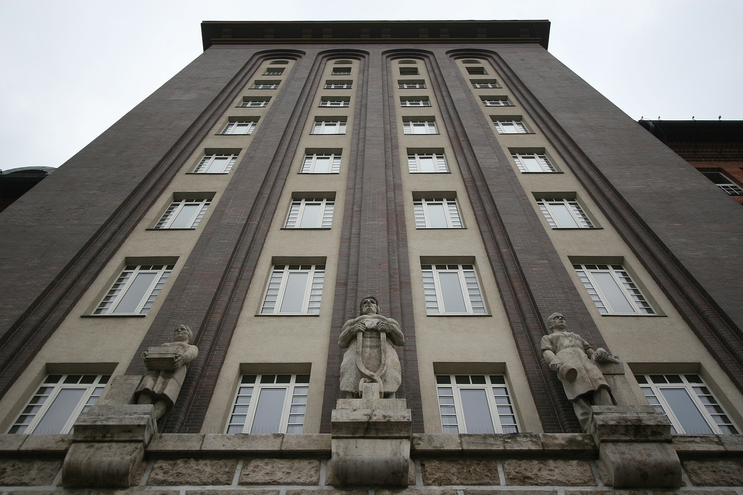 Illustration for article titled Na, vajon hová nyílik a legjobb kilátás a nyugdíjpalotából?