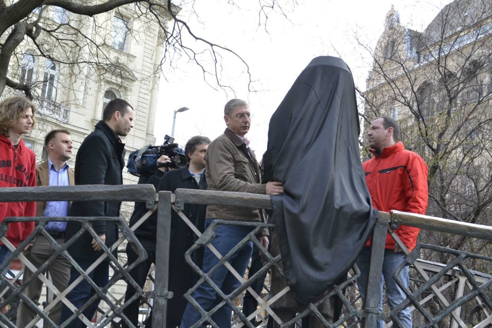Gyurcsány Ferenc letakarta Nagy Imre szobrát