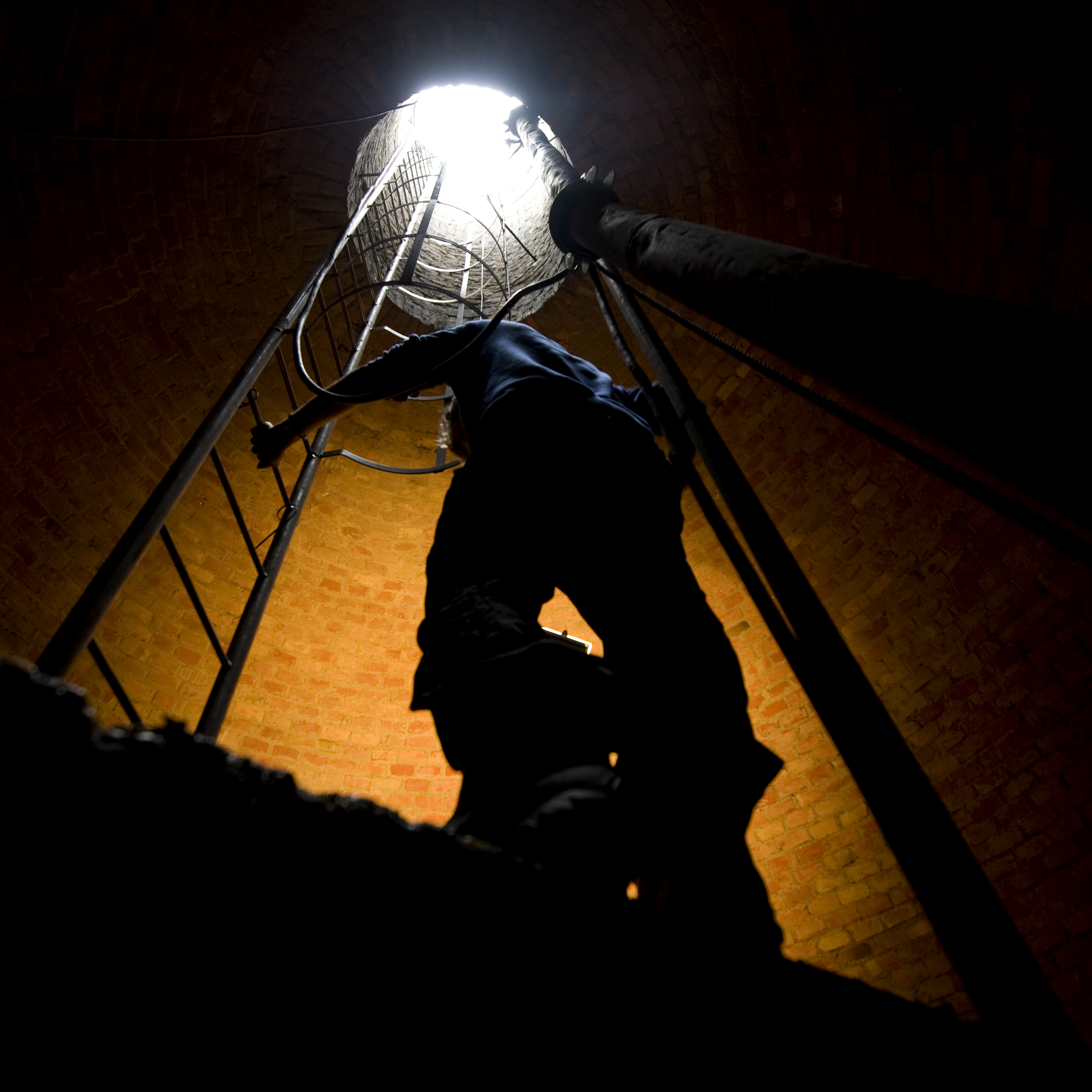 Titkos föld alatti kútban jártam egy ismert fideszessel a város kellős közepén, és élve jöttem ki!