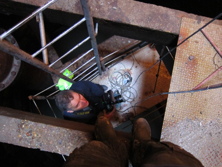 Illustration for article titled Titkos föld alatti kútban jártam egy ismert fideszessel a város kellős közepén, és élve jöttem ki!