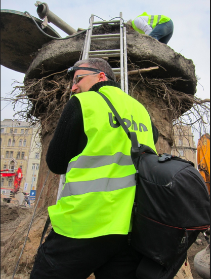 Illustration for article titled Titkos föld alatti kútban jártam egy ismert fideszessel a város kellős közepén, és élve jöttem ki!