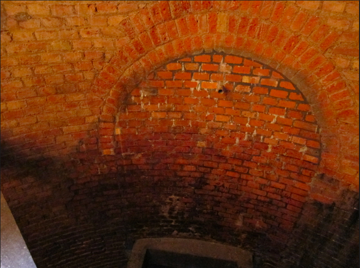 Illustration for article titled Titkos föld alatti kútban jártam egy ismert fideszessel a város kellős közepén, és élve jöttem ki!