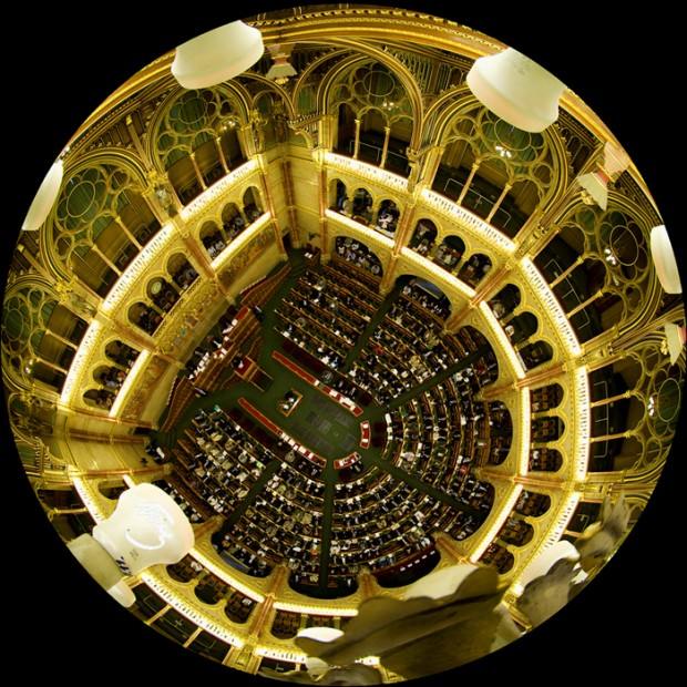 Illustration for article titled Titkos föld alatti kútban jártam egy ismert fideszessel a város kellős közepén, és élve jöttem ki!