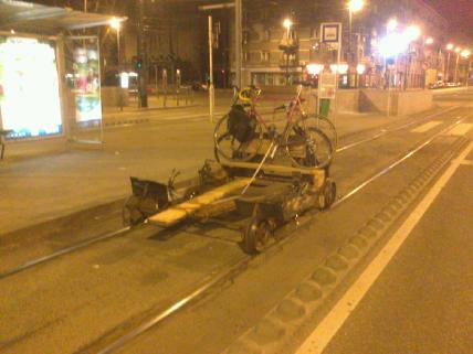 Illustration for article titled Éjszaka hajtányoztak a város közepén, megszívták