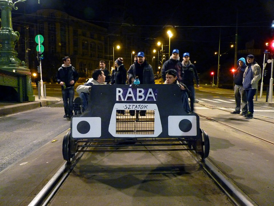 Éjszaka hajtányoztak a város közepén, megszívták