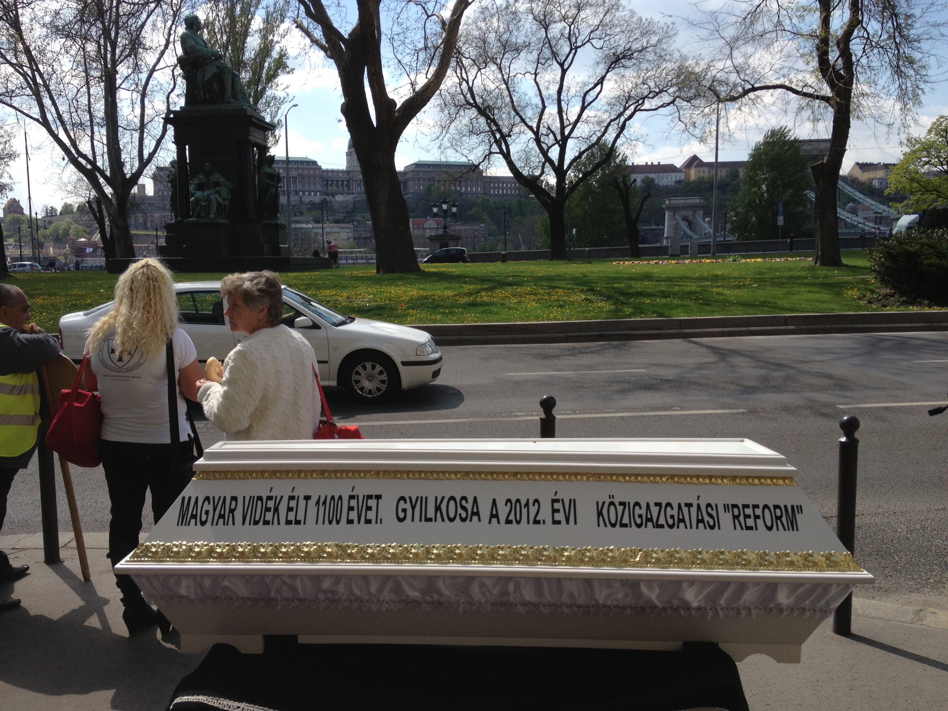 Mindeközben a Belügyminisztérium előtt