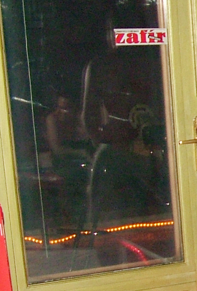 Illustration for article titled Kommenteld szét: hol vannak a barátok, akiknek Jeszenszky vetkőzött?