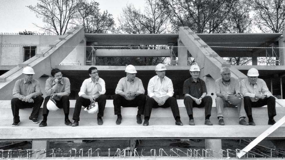 Kommenteld szét: Orbán Viktor lazít az épülő debreceni stadionnál