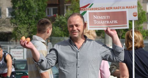 Szanyi Kapitány a csepeli piacon tojással futamította meg a fideszeseket