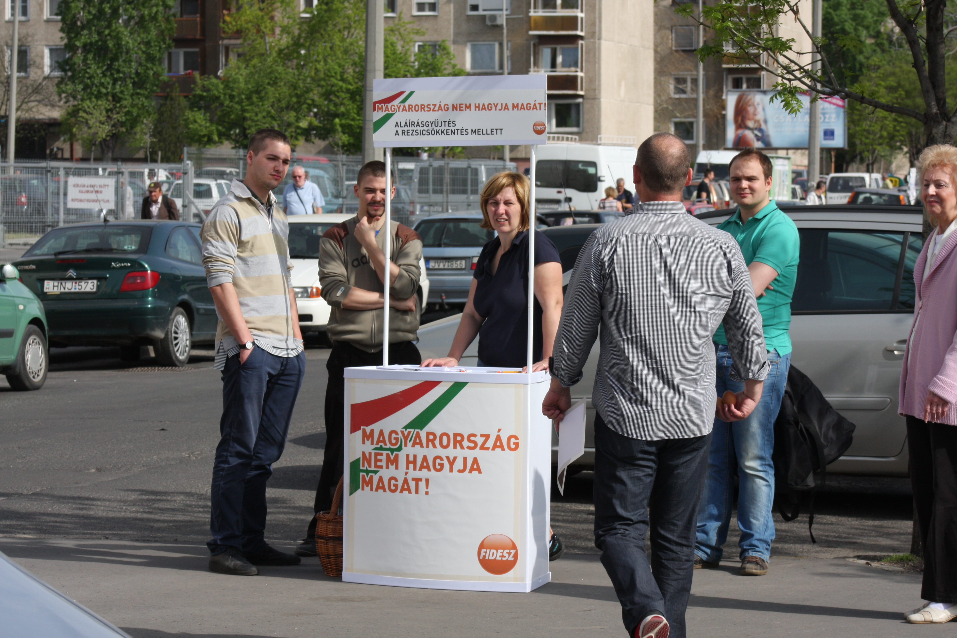 Illustration for article titled Íme a teljes leleplező képsorozat a csepeli piacon fideszest riogató Szanyi