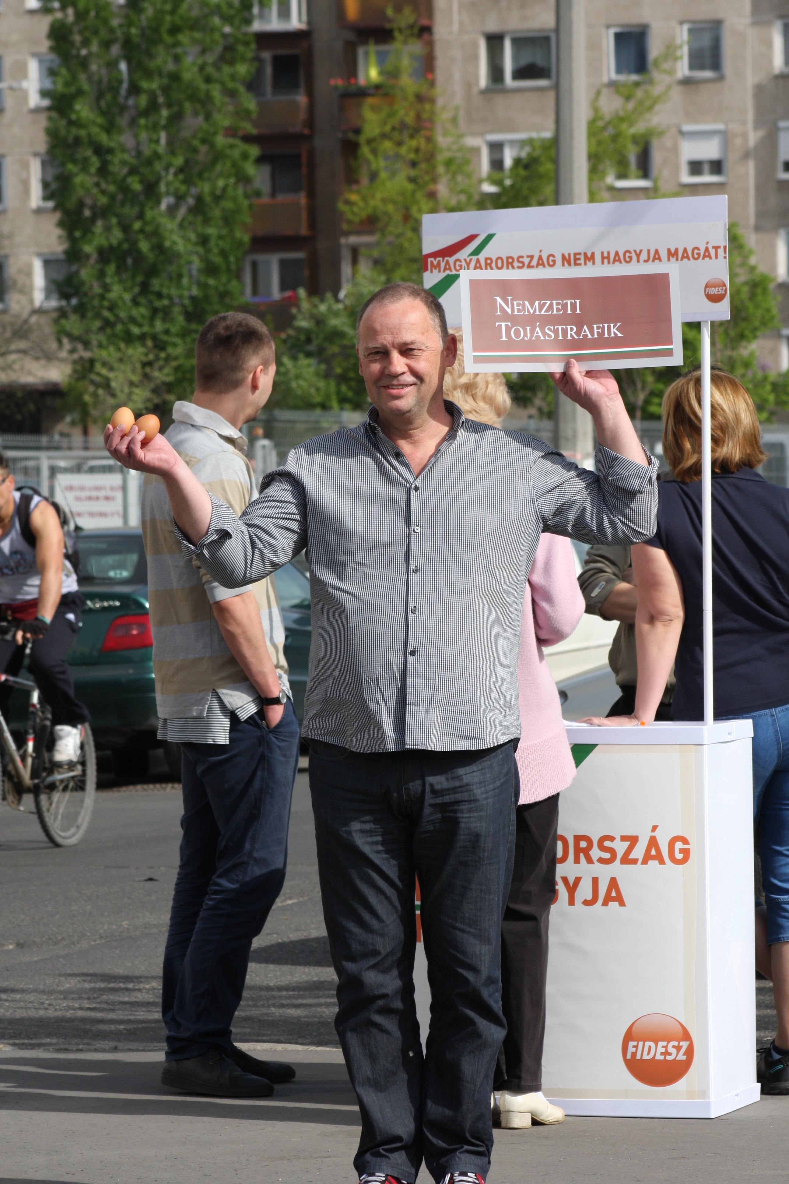 Illustration for article titled Íme a teljes leleplező képsorozat a csepeli piacon fideszest riogató Szanyi